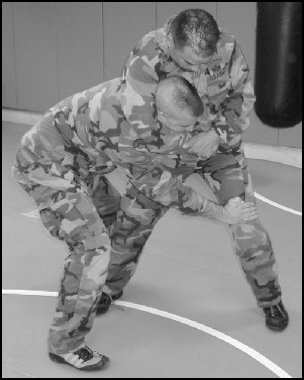 Figure 5-28. Headlock without punches, step 1.