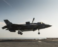 An F-35B Lightning II aircraft lands aboard the amphibious assault ship USS Wasp (LHD 1)